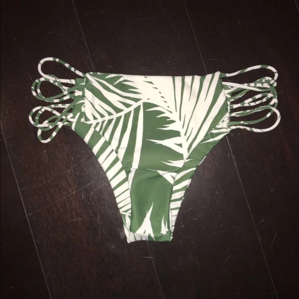 ✖️SOLD✖️Mikoh kapalua bottom in Botanical forest